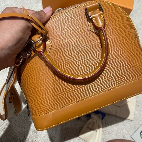 Louis Vuitton Alma Bb Epi - Picture 8 of 11